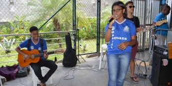 Estudantes homenageiam professores com canto coral na estação da Lapa