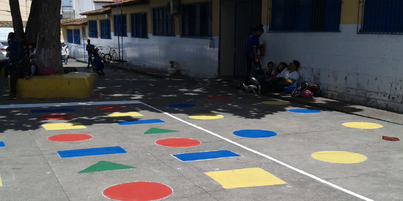 Estudantes transformam espaço escolar com pinturas de jogos educativos